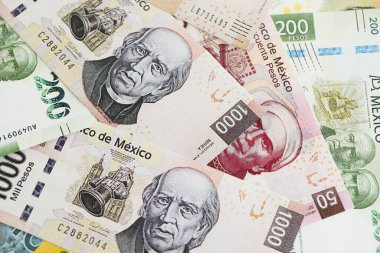 Meksika pezosu faturaları büyük miktarlarda beyaz masaya yakın duruyor. Finans ve bankacılık kavramı