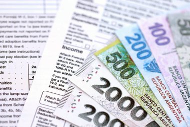 Arjantin pezosu büyük miktarlarda para masasında duruyor. Kalem ve vergi formları da yakında. Finans ve bankacılık kavramı