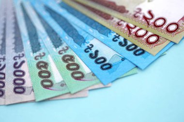 Bangladeşli para banknotları büyük miktarlarda deniz mavisi renkli masaların üzerinde. Finans ve bankacılık kavramı