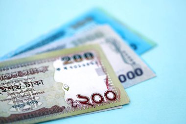 Bangladeşli para banknotları büyük miktarlarda deniz mavisi renkli masaların üzerinde. Finans ve bankacılık kavramı