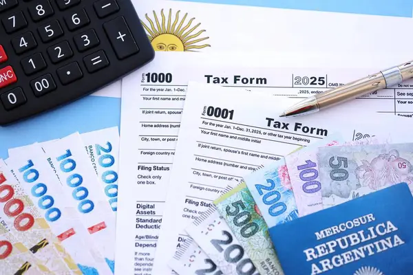 Arjantin Pezosu 'nun para faturaları kalem, hesap makinesi, pasaport ve vergi formlarıyla dolu. Finans ve bankacılık kavramı