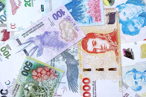Arjantin pezosu büyük miktarlarda para beyaz masada yakın planda yatıyor. Finans ve bankacılık kavramı