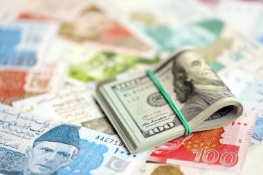Bir sürü Amerikan doları Pakistan Rupileri 'nin banknotlarına yakın duruyor. Amerikan para demeti Pakistan 'ın para banknotlarında yatıyor. Pakistan 'da ekonomi ve döviz kuru kavramı