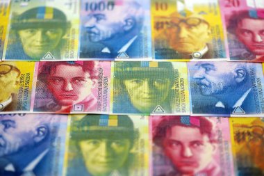 İsviçre frangı banknotları. Mevcut frank para faturaları masanın üzerinde çok yakın mesafede duruyor. İsviçre 'de iş ve yatırım kavramı