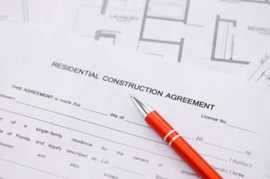 Konut inşaatı sözleşmesi ve konut inşaatı projesinin planlarının kalemi. İnşaat planı konsepti