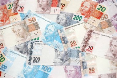 Brezilya Reais banknotları. Mevcut Brezilya gerçek para faturaları masada büyük miktarda yatıyor. Brezilya 'da iş ve yatırım kavramı