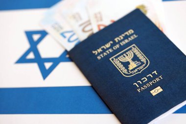 İsrail Yeni Şekelleri 'nin banknotları ve pasaportu bayrağın üzerinde. İsrail 'in mevcut para faturaları ve biyometrik geçiş bayrağında büyük miktarda yer alıyor. İsrail 'de seyahat ve tatil kavramı