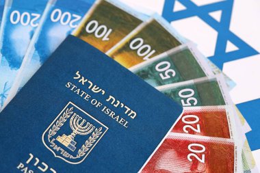 İsrail Yeni Şekelleri 'nin banknotları ve pasaportu bayrağın üzerinde. İsrail 'in mevcut para faturaları ve biyometrik geçiş bayrağında büyük miktarda yer alıyor. İsrail 'de seyahat ve tatil kavramı