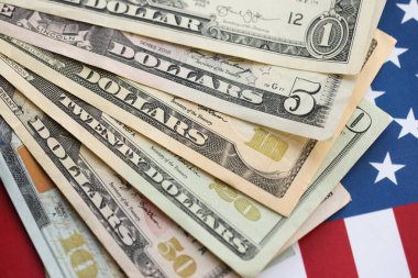 Amerikan doları banknotları ve Amerikan bayrağı kapanıyor. Para yatırımı konsepti ve vergi ödeme