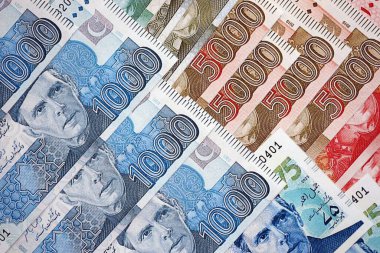 Pakistan banknotları kapanıyor. Pakistan 'ın mevcut para faturaları büyük miktarda masada yatıyor. Pakistan 'da iş ve yatırım kavramı