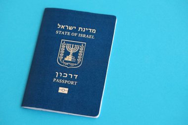 Mavi üzerine İsrail pasaportu. İsrail 'in mevcut biyometrik geçidi mavi arka planda yatıyor. İsrail 'de vatandaşlık kavramı