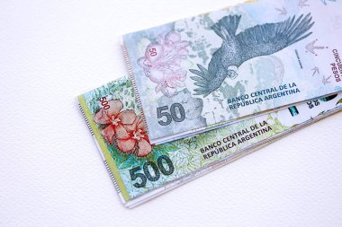 Arjantin pezosu büyük miktarlarda para beyaz masada yakın planda yatıyor. Finans ve bankacılık kavramı