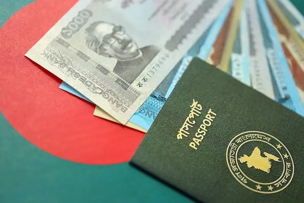 Bangladeş 'te büyük miktarda para ve pasaport Bangladeş bayraklarında asılı. Finans ve bankacılık kavramı