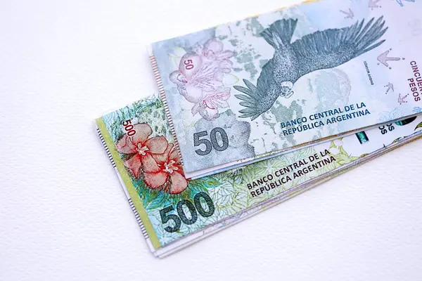 Arjantin pezosu büyük miktarlarda para beyaz masada yakın planda yatıyor. Finans ve bankacılık kavramı