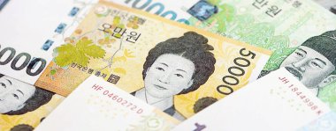 Güney Kore çok para kazandı. Beyaz masaların üzerinde. Yakın plan.