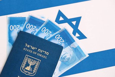 İsrail Yeni Şekelleri 'nin banknotları ve pasaportu bayrağın üzerinde. İsrail 'in mevcut para faturaları ve biyometrik geçiş bayrağında büyük miktarda yer alıyor. İsrail 'de seyahat ve tatil kavramı
