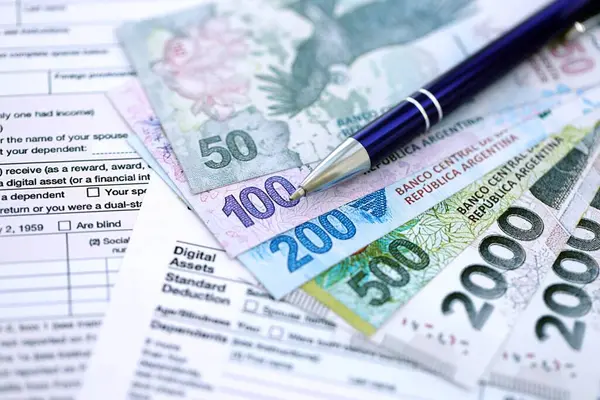 Arjantin pezosu büyük miktarlarda para masasında duruyor. Kalem ve vergi formları da yakında. Finans ve bankacılık kavramı