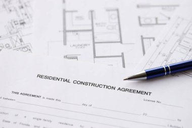 Konut inşaatı sözleşmesi ve konut inşaatı projesinin planlarının kalemi. İnşaat planı konsepti