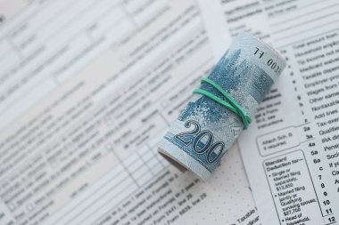 Kuzey Kore büyük miktarlarda para kazandı. Masada vergi formları var. Muhasebe ve vergilendirme kavramı