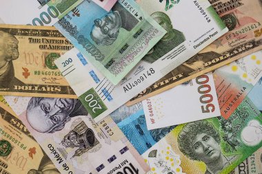 Farklı para birimlerinden ve ülkelerden yüklü miktarda para. Uluslararası nakitin çeşitli arka planında büyük bir yığın var.