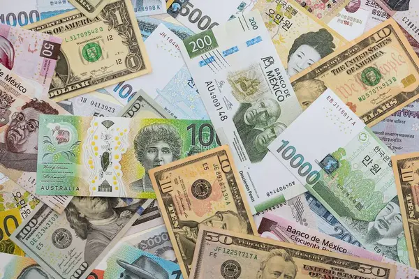 Farklı para birimlerinden ve ülkelerden yüklü miktarda para. Uluslararası nakitin çeşitli arka planında büyük bir yığın var.