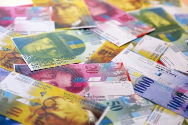 İsviçre frangı banknotları. Mevcut frank para faturaları büyük miktarda masada yatıyor. İsviçre 'de iş ve yatırım kavramı