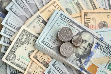 Amerikan dolarları para ve sikkeler büyük miktarda kapanıyor. Mali konsept