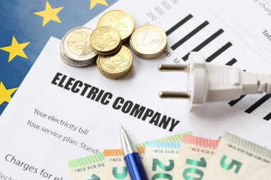 Avrupa Birliği Avro para faturaları ve avrupa elektrik faturası ile birlikte madeni paralar