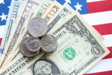 Amerikan doları banknotları ve Amerikan bayrağı kapanıyor. Para yatırımı konsepti ve vergi ödeme
