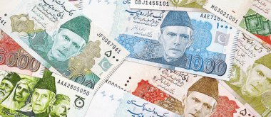 Pakistan banknotları. Pakistan 'ın mevcut para faturaları büyük miktarda masada yatıyor. Pakistan 'da iş ve yatırım kavramı