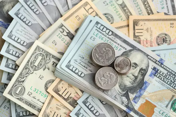 Amerikan dolarları para ve sikkeler büyük miktarda kapanıyor. Mali konsept