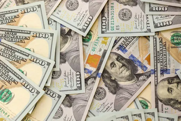 Paralı arka plan. Yüz dolarlık banknotlar. 100 dolarlık banknotlar.