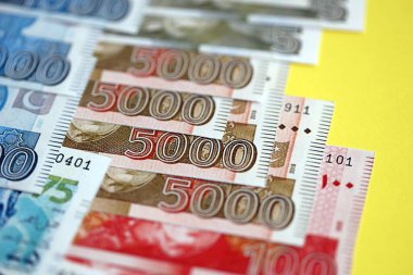 Pakistan banknotları sarı arka planda. Pakistan 'ın mevcut para faturaları büyük miktarda masada yatıyor. Pakistan 'da iş ve yatırım kavramı