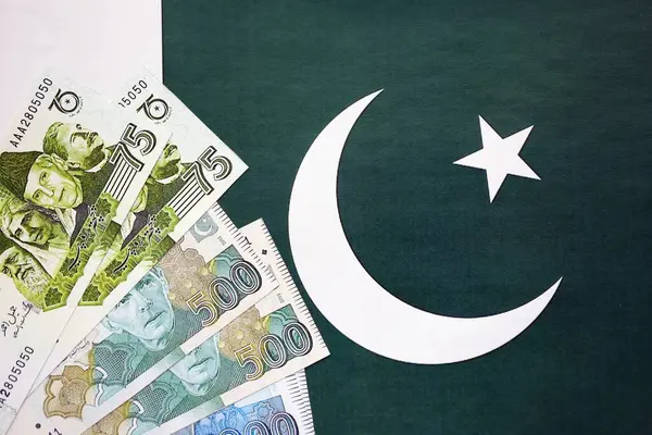 Pakistan 'ın bayrak geçmişi üzerine Pakistan banknotları. Pakistan 'ın mevcut para faturaları büyük miktarlarda pankartta yatıyor. Pakistan 'da ekonomi ve ticaret kavramı