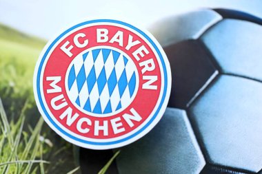 KYIV, UKRAINE - 23 Şubat 2025 FC Bayern Münih futbol kulübü rozeti futbol arka planında yer alıyor