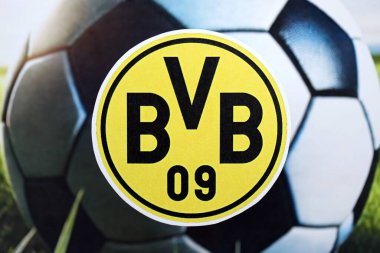 KYIV, UKRAINE - 23 Şubat 2025 Borussia Dortmund futbol kulübü rozeti futbol arkaplan pankartı üzerinde yatıyor