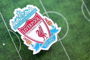 KYIV, UKRAINE - 23 Şubat 2025 Liverpool UK FC futbol kulübü rozeti futbol sahasının arka planında yer almaktadır
