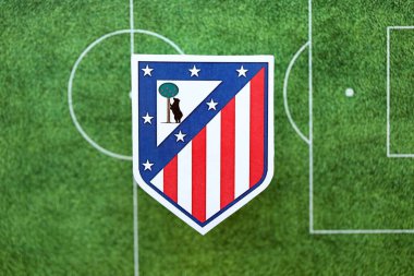 KYIV, UKRAINE - 23 Şubat 2025 Atletico de Madrid futbol kulübü rozeti futbol sahasının arka planında yer alıyor