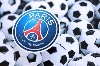 KYIV, UKRAINE - 23 Şubat 2025 Paris Saint Germain FC futbol kulübü rozeti futbol topu arka plan pankartıyla uzanır
