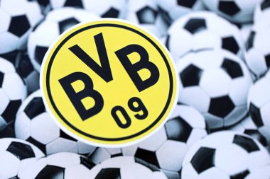KYIV, UKRAINE - 23 Şubat 2025 Borussia Dortmund futbol kulübü rozeti futbol topu arka plan pankartıyla yatar