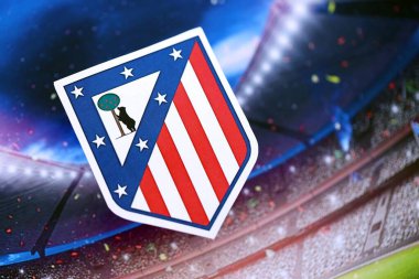 KYIV, UKRAINE - 23 Şubat 2025 Atletico de Madrid futbol kulübü rozeti futbol stadyumunun arka planında yer alıyor