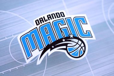 KYIV, UKRAINE - 23 Şubat 2025 Orlando Magic basketbol takımı rozeti basketbol stadyumunun arka plan pankartında yatıyor