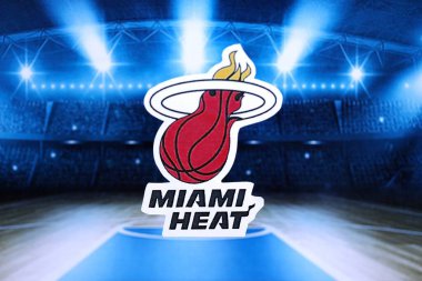 KYIV, UKRAINE - 23 Şubat 2025 Miami Heat basketbol takımı rozeti basketbol stadyumunun arka planında asılı
