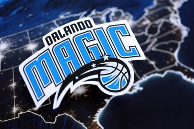 KYIV, UKRAINE - 23 Şubat 2025 Orlando Magic basketbol takımı rozeti Amerika Birleşik Devletleri harita arka plan pankartıdır