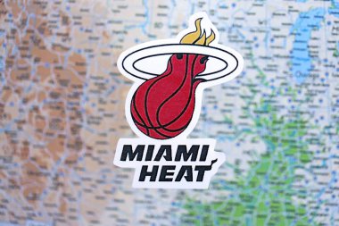 KYIV, UKRAINE - 23 Şubat 2025 Miami Heat basketbol takımı rozeti ABD harita arkaplan pankartıyla yer almaktadır