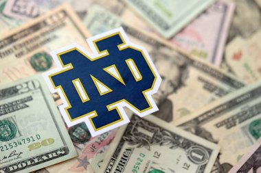 KYIV, UKRAINE - 23 Şubat 2025 Notre Dame Savaşan İrlanda Basketbol Takımı rozeti büyük miktarda Amerikan dolarına yakın.