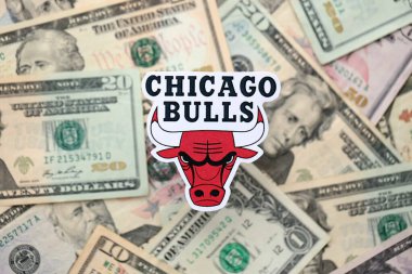 KYIV, UKRAINE - 23 Şubat 2025 Chicago Bulls basketbol takımı rozeti Amerikan dolarlarının büyük bir miktarına yakın.