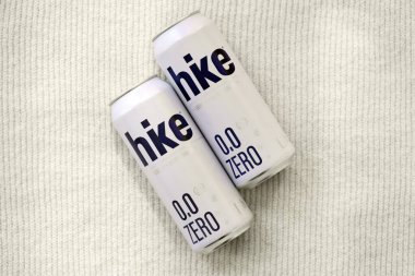 KYIV, UKRAINE - 19 Nisan 2025 Alüminyum kutularda sıfır alkolsüz bira. Bira markası logosunu kapatıyoruz.