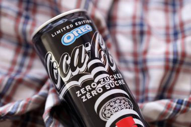 KYIV, UKRAINE - 19 Nisan 2025 Coca Cola OREO Sıfır Şekerli içecek 250 ml kutusunda. Kurabiye aromalı meşrubat işbirliği. Sınırlı üretim ürünü