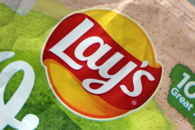 KYIV, UKRAINE - 19 Nisan 2025 Fırında fırında yoğurt ve yeşil patates cipsi ve Lays resmi logosu.
